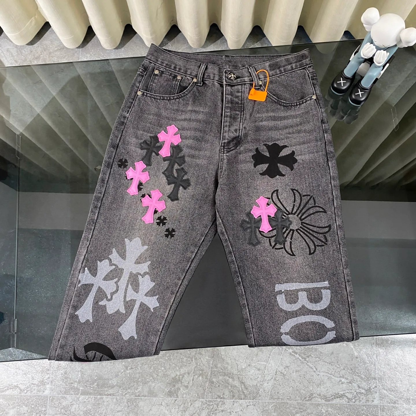 P250 CH Chromehearts official website limited edition black and purple cross patchwork leather jeans, priced at 34W level, patchwork cross pattern embellishment, washed jeans! ! An absolutely high-end luxury product, a 1.9W-level god-level single product, a super popular product, made by top heavy industry, a magic weapon that cannot be missed! [About Zangyin] This is an extremely luxurious fashion brand that can also be called the aristocracy of the high street. It has always been an exclusive brand for some hipsters or rich second generations. Compared with ordinary high streets, it is more luxurious and noble. Compared with luxury brands, it is more fashionable and individual. It has always been a brand that I have a special liking for. [Top heavy industry fashion design] Consistently high-street luxury style. Speaking of this style, the Zangyin family and GU family are definitely the leading representative brands. Especially the Zangyin family has really achieved a state-of-the-art effect in creating high-street style. The unique washed material is used to create this style. The color system is already quite eye-catching. After it is decorated with patchwork cross flowers, it cleverly highlights the charm of the brand. Secondly, this style uses classic The high-waist cutting design highlights the long legs and fashionable temperament of the upper body. The brand is highly recognizable and the slim fit configuration is more suitable for daily wear. It is a product that interprets personality, fashion, and specifications at a glance. This single product is enough to make any fan excited. It can be a white T-shirt for a youthful college style, or a tight suspender for a royal style. It has strong matching ability and can be easily controlled by men.  [Materials and craftsmanship] Needless to say, this point goes without saying. As an excellent craftsman brand, Zangyin’s requirements for details and craftsmanship are really perfect. The washed color of this model has gone through so many processes, not to mention the embellishment of denim appliques. It is also purely hand-made and sewn. Just like what they believe in, only hand-made things have soul and have the meaning of wear. A top-notch heavy-duty fashionable denim item, I look forward to your perfect interpretation! !  Color: black gray Size: 28-36
